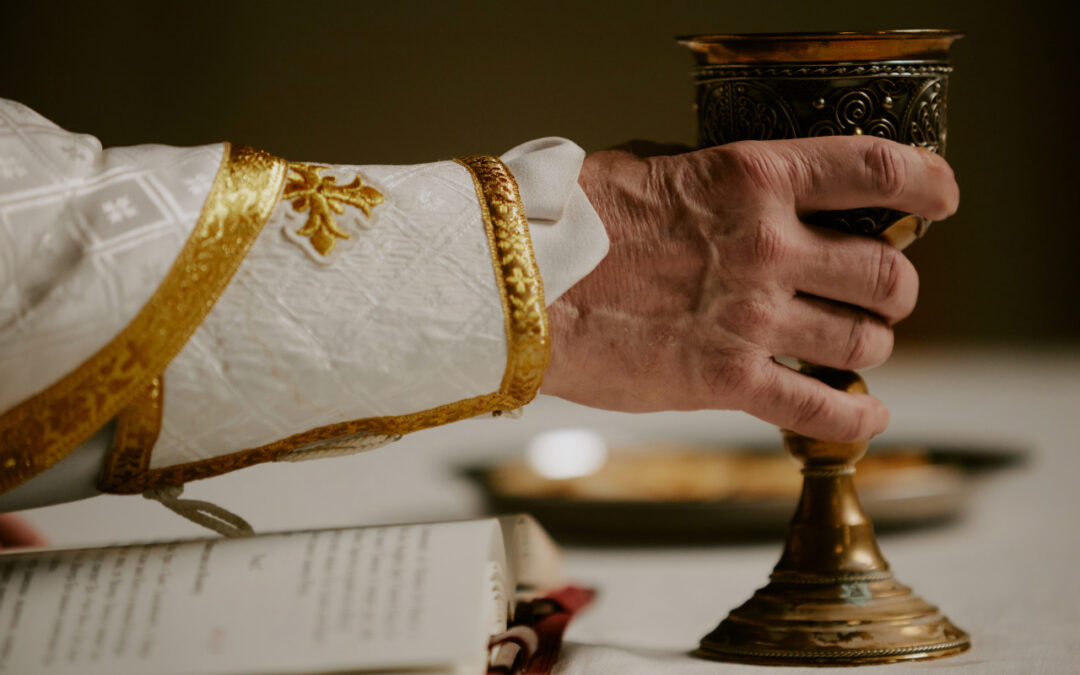 Tkaniny dla świątyni – o wyborze materiałów i ich znaczeniu w liturgii